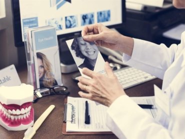 Médica com folder na mão