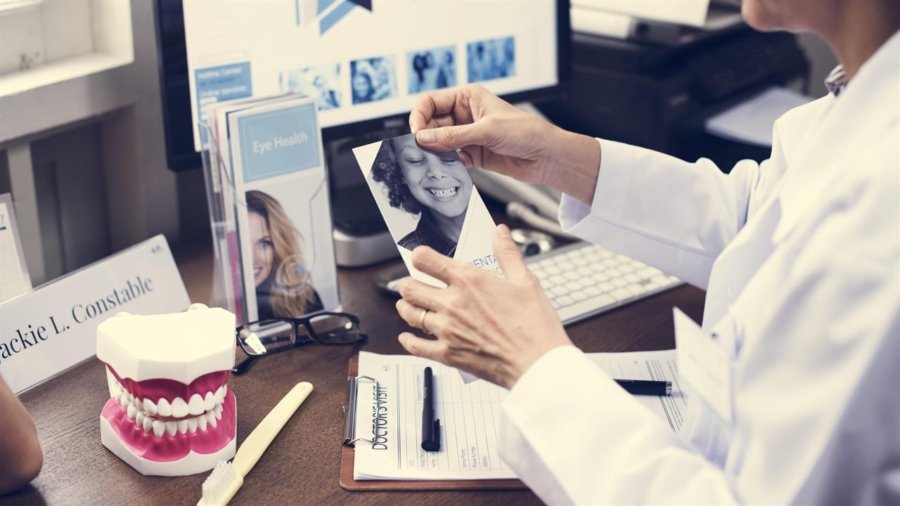 Médica com folder na mão