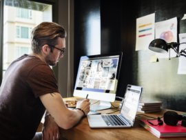 Designer trabalhando em home office