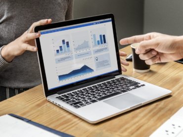 Notebook com gráficos na tela