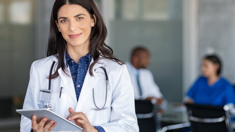 Médica utilizando um tablet